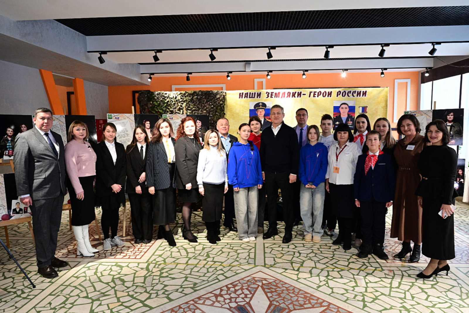 Радий Хабиров передал ордена генерала Шаймуратова семьям погибших участников СВО