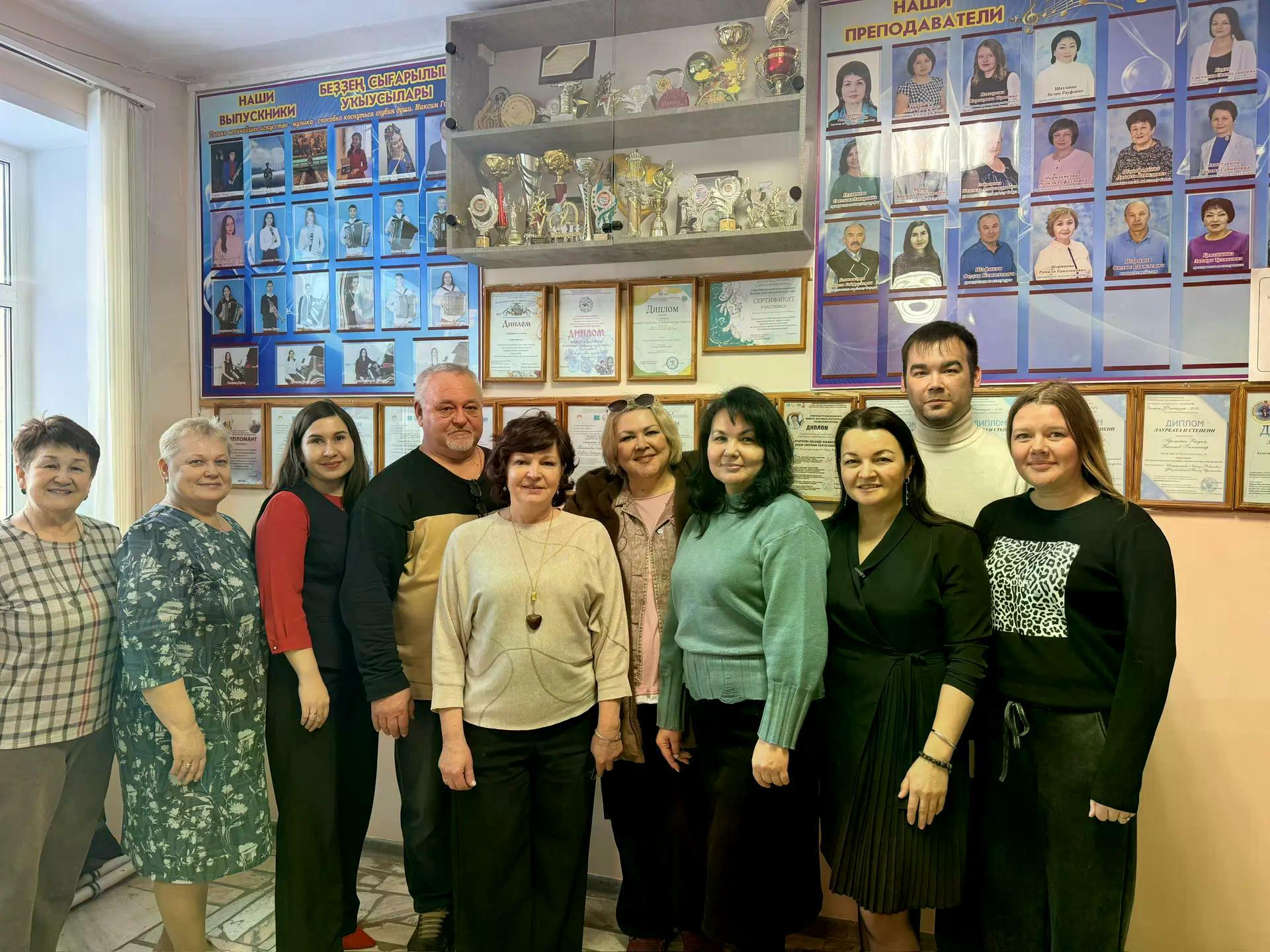 Помогают детям раскрыться творчески