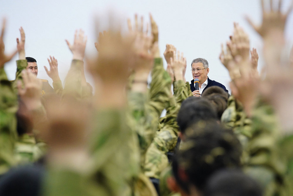 Радий Хабиров встретился в парке «Патриот» со школьниками республики