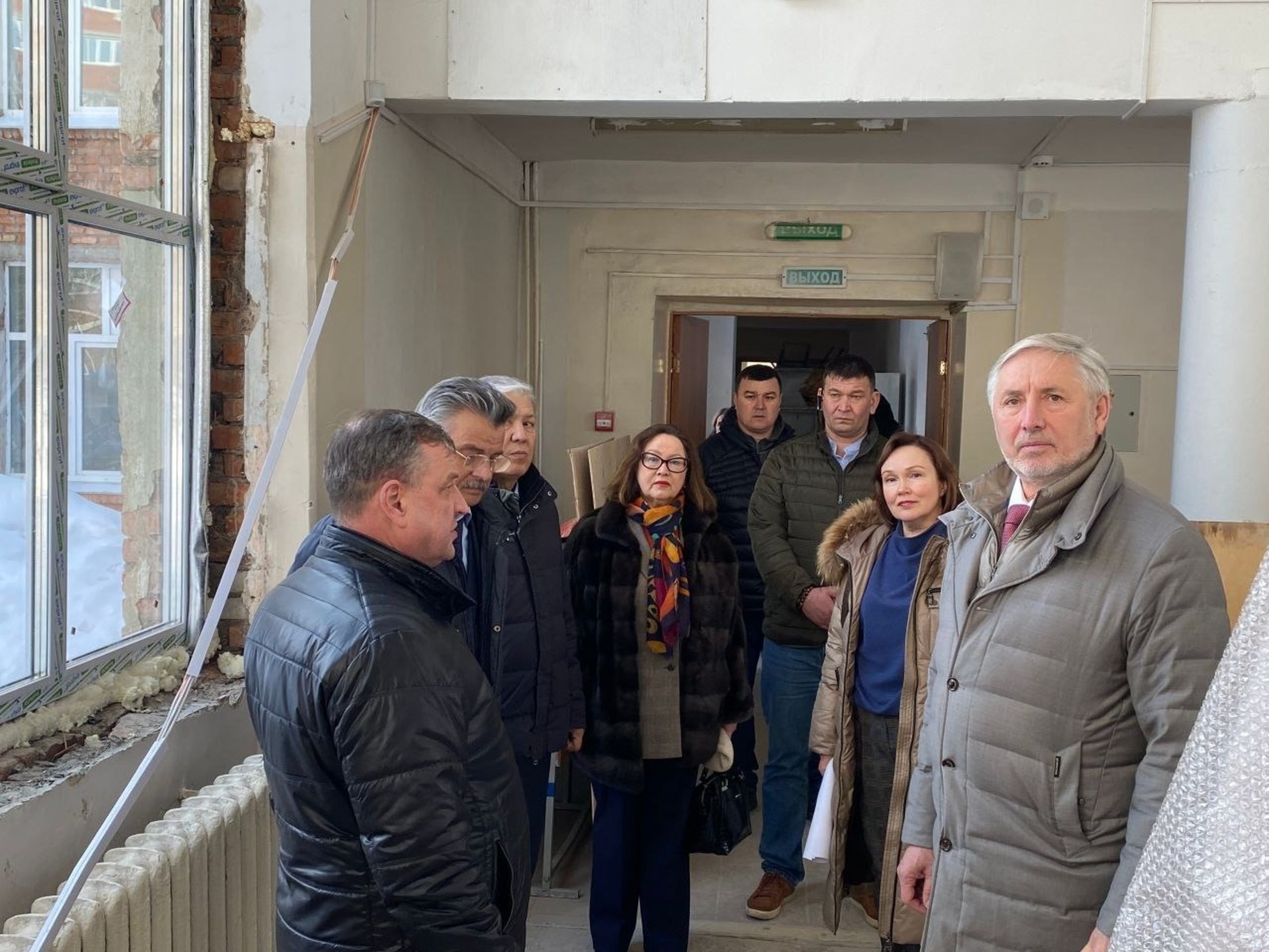 Глава района Уфы показал ход ремонта в затонской школе