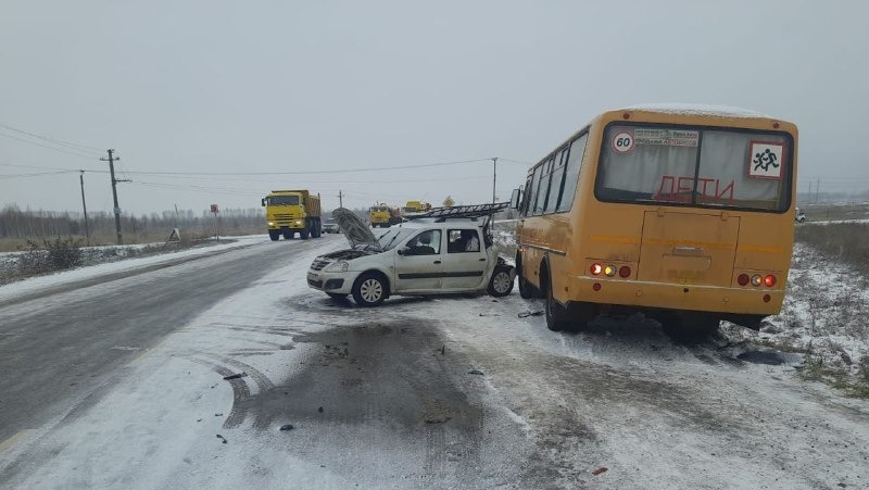 В Башкирии в ДТП с автомобилем «Лада Ларгус» пострадали девочки из школьного автобуса