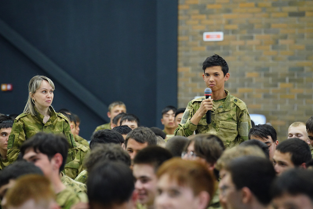 Радий Хабиров встретился в парке «Патриот» со школьниками республики