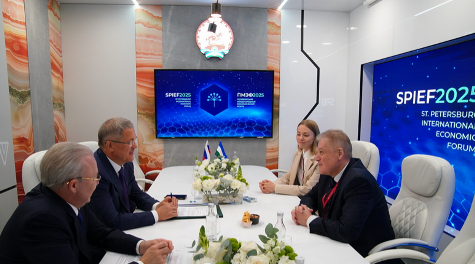 Радий Хабиров и Георгий Боос обсудили вопросы модернизации освещения городов