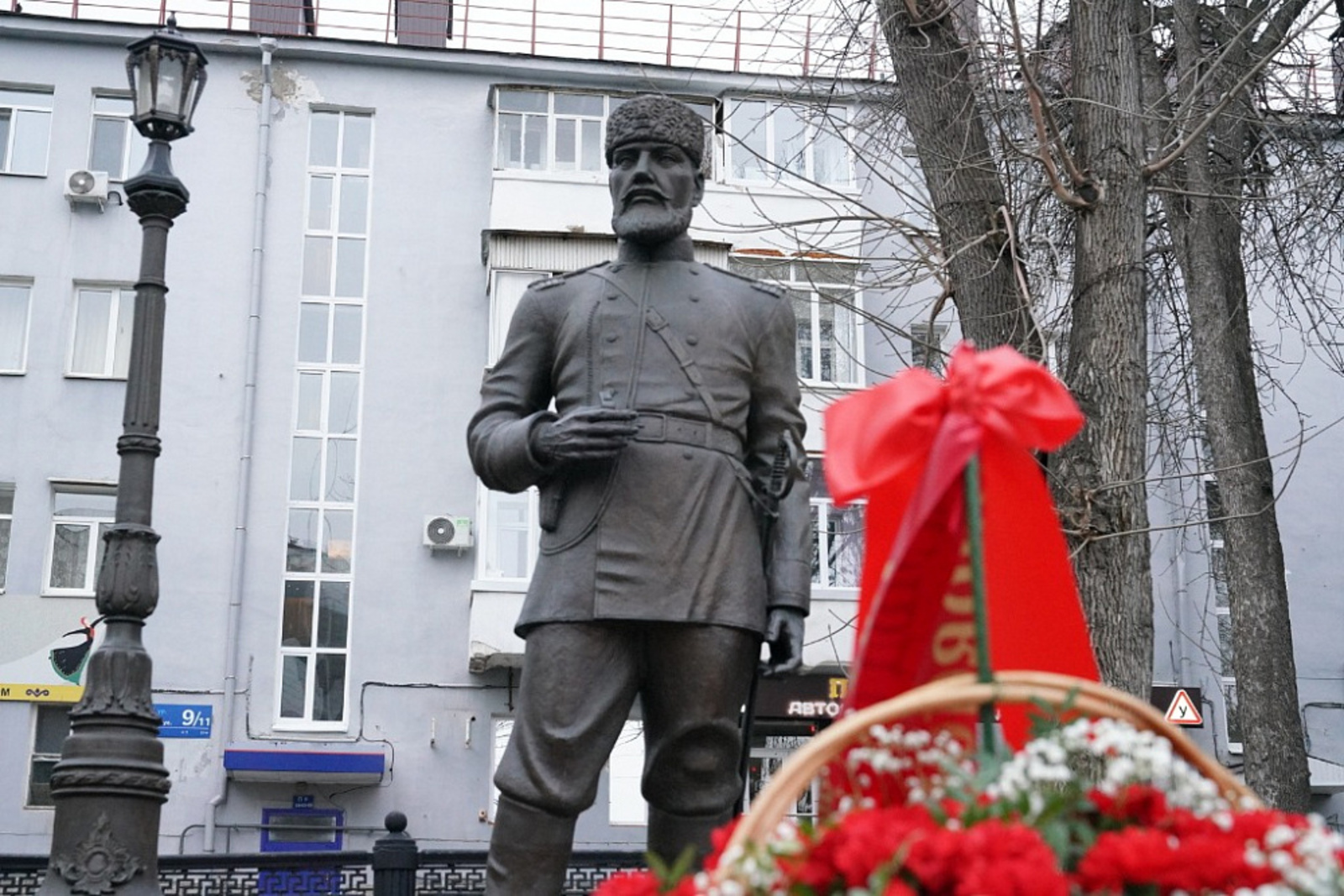 Радий Хабиров возложил цветы к памятнику уфимскому городовому