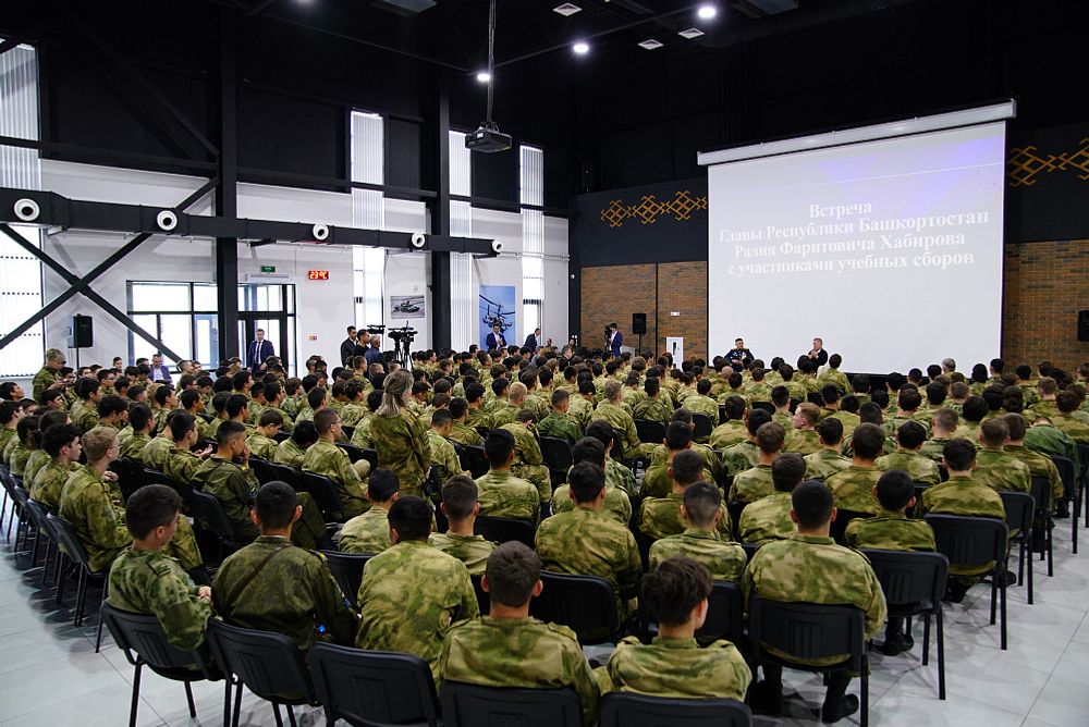 Радий Хабиров встретился в парке «Патриот» со школьниками республики
