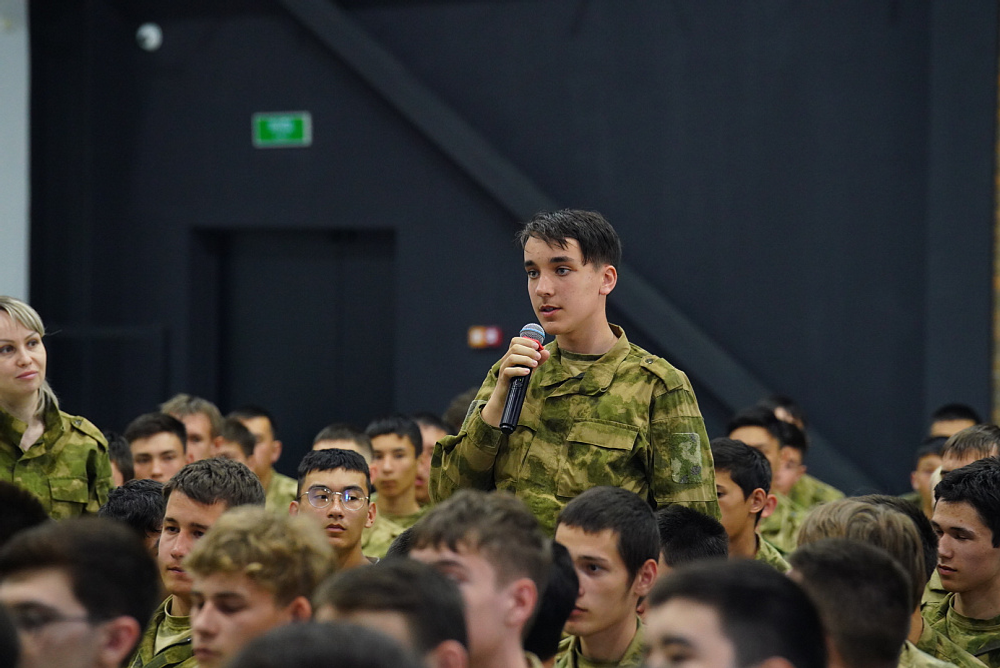 Радий Хабиров встретился в парке «Патриот» со школьниками республики