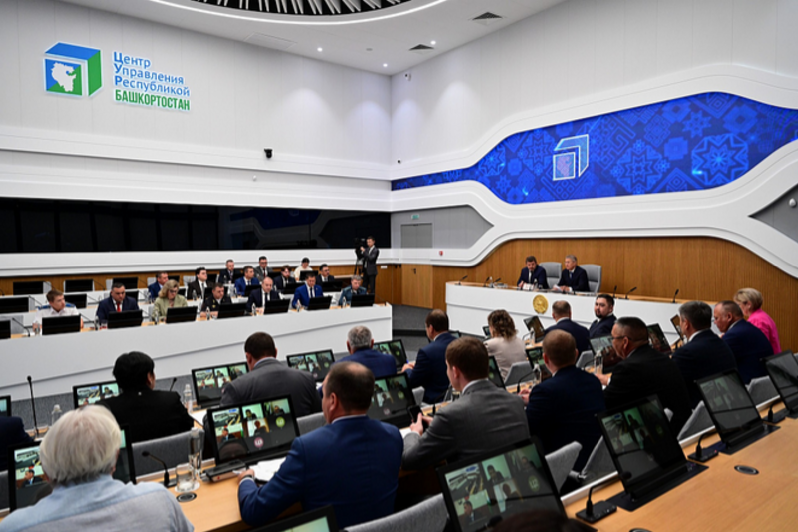 Радий Хабиров и руководитель Роснедр Олег Казанов провели заседание