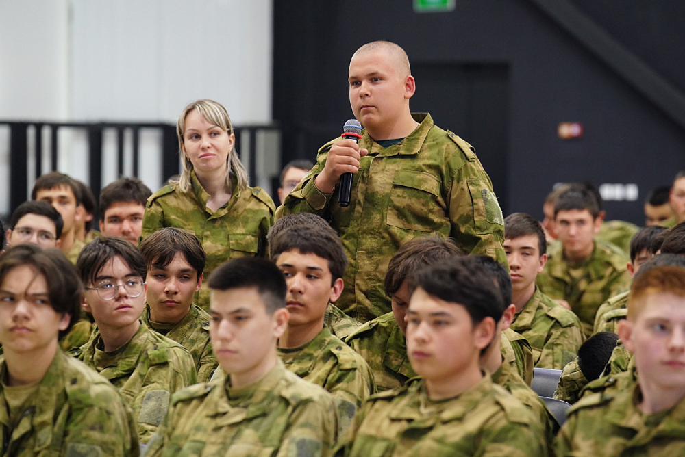 Радий Хабиров встретился в парке «Патриот» со школьниками республики