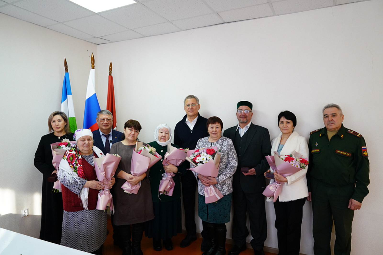 Радий Хабиров передал ордена генерала Шаймуратова семьям погибших участников СВО