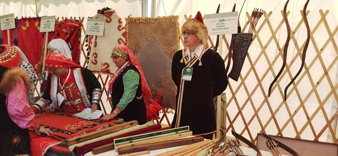 На фестивале «Башкирская лошадь» второй день работает выставка народно-прикладных промыслов