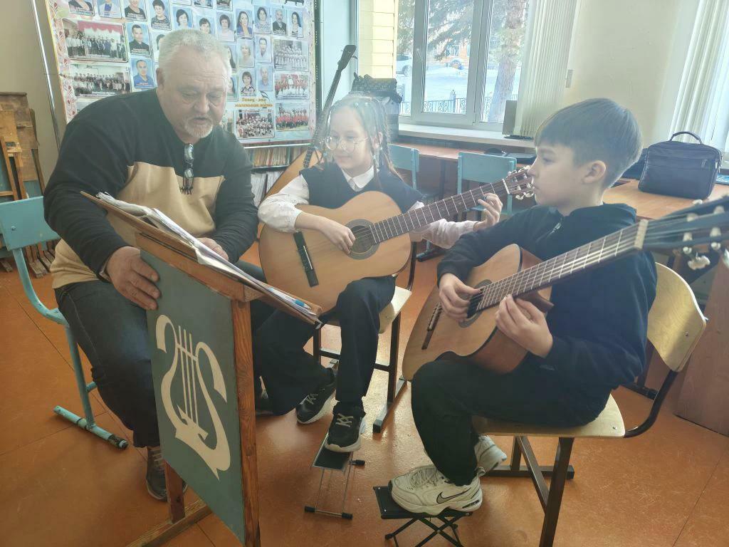 Помогают детям раскрыться творчески