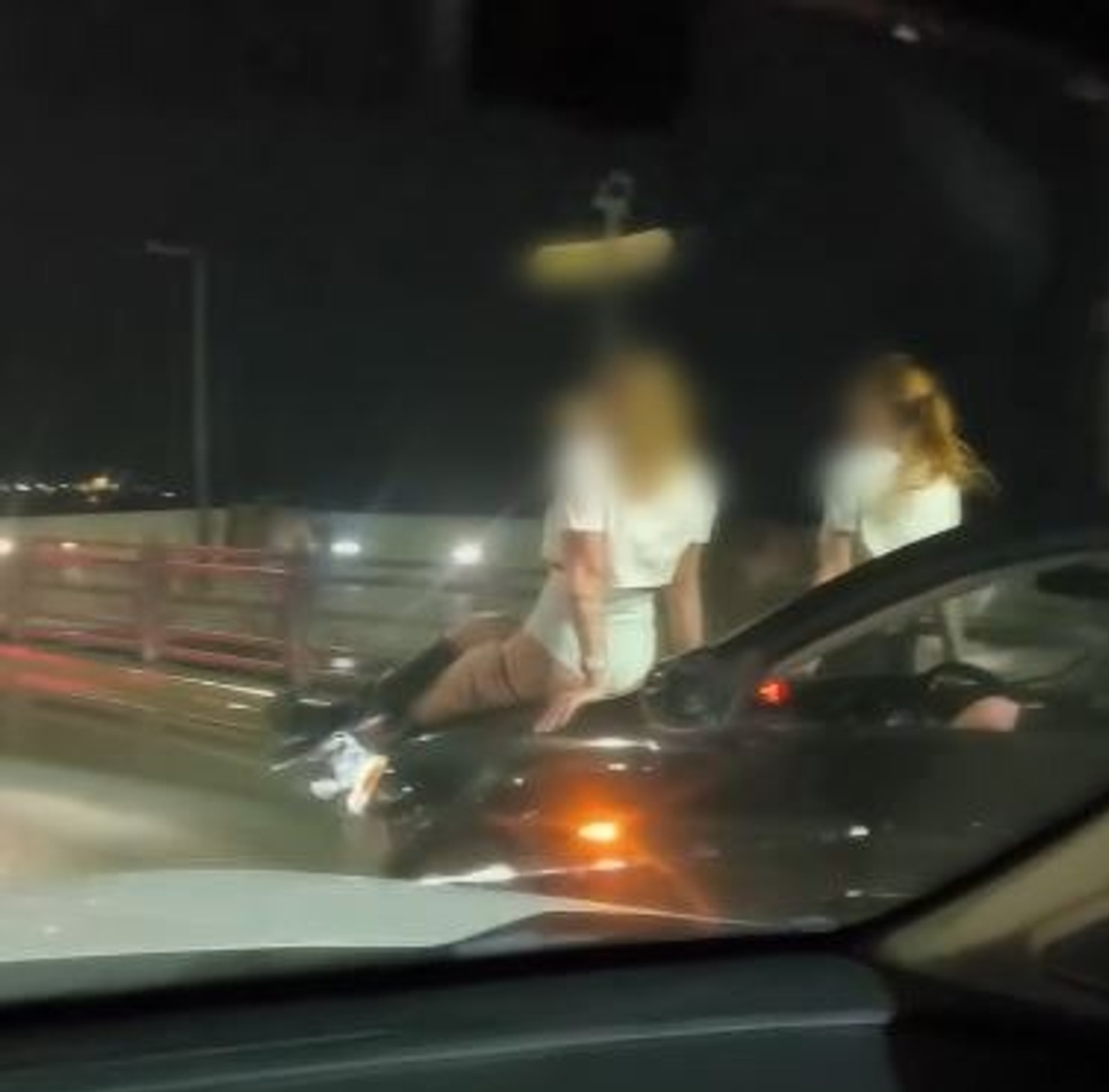 В Уфе водителя, катавшего девушек на капоте, привлекли к ответственности