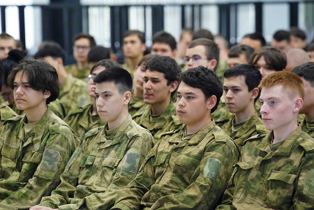 Радий Хабиров встретился в парке «Патриот» со школьниками республики