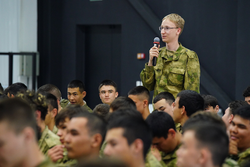 Радий Хабиров встретился в парке «Патриот» со школьниками республики