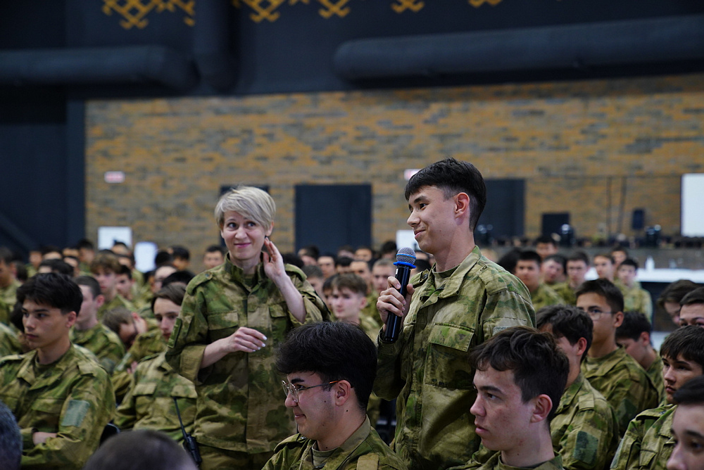 Радий Хабиров встретился в парке «Патриот» со школьниками республики