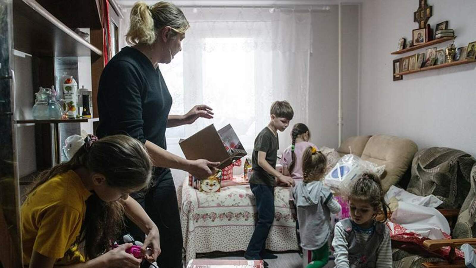 Путин поручил ускорить работу по установлению единого статуса многодетной семьи