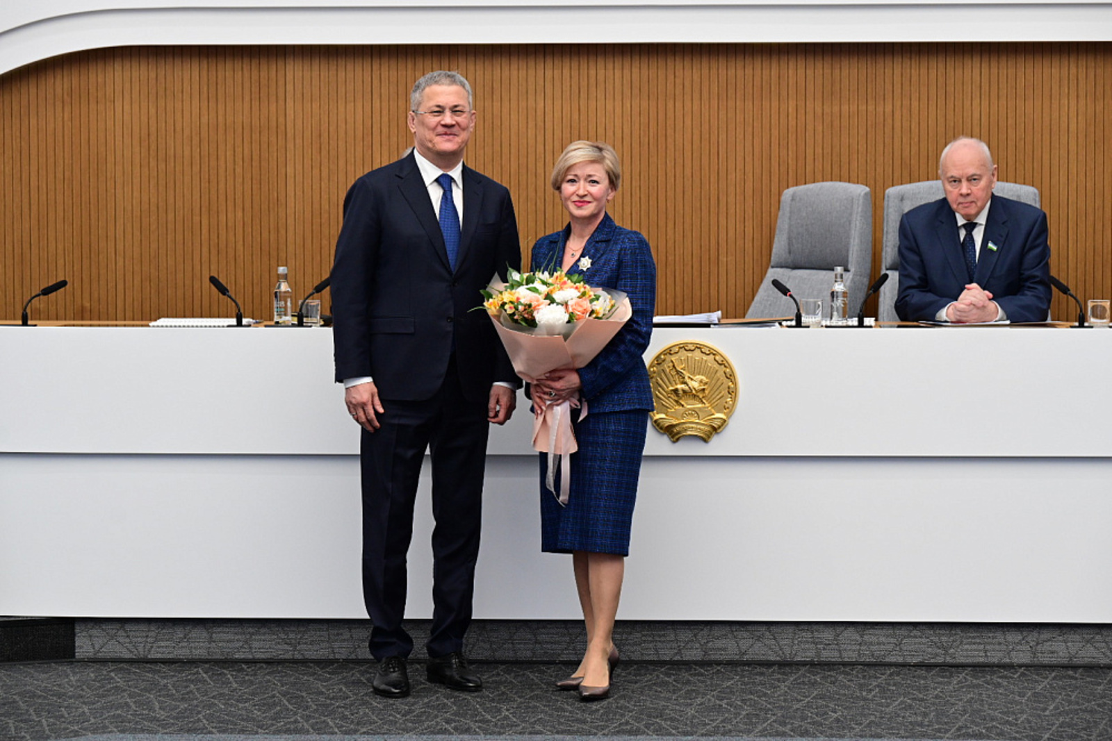 Радий Хабиров вручил Ленаре Ивановой орден Салавата Юлаева