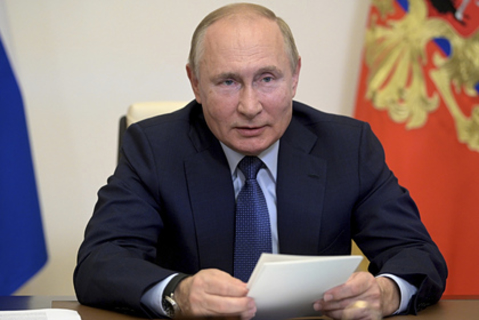 Путин напомнил об обещании проиндексировать зарплаты бюджетникам и пенсии