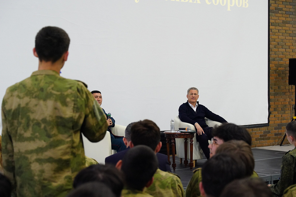 Радий Хабиров встретился в парке «Патриот» со школьниками республики