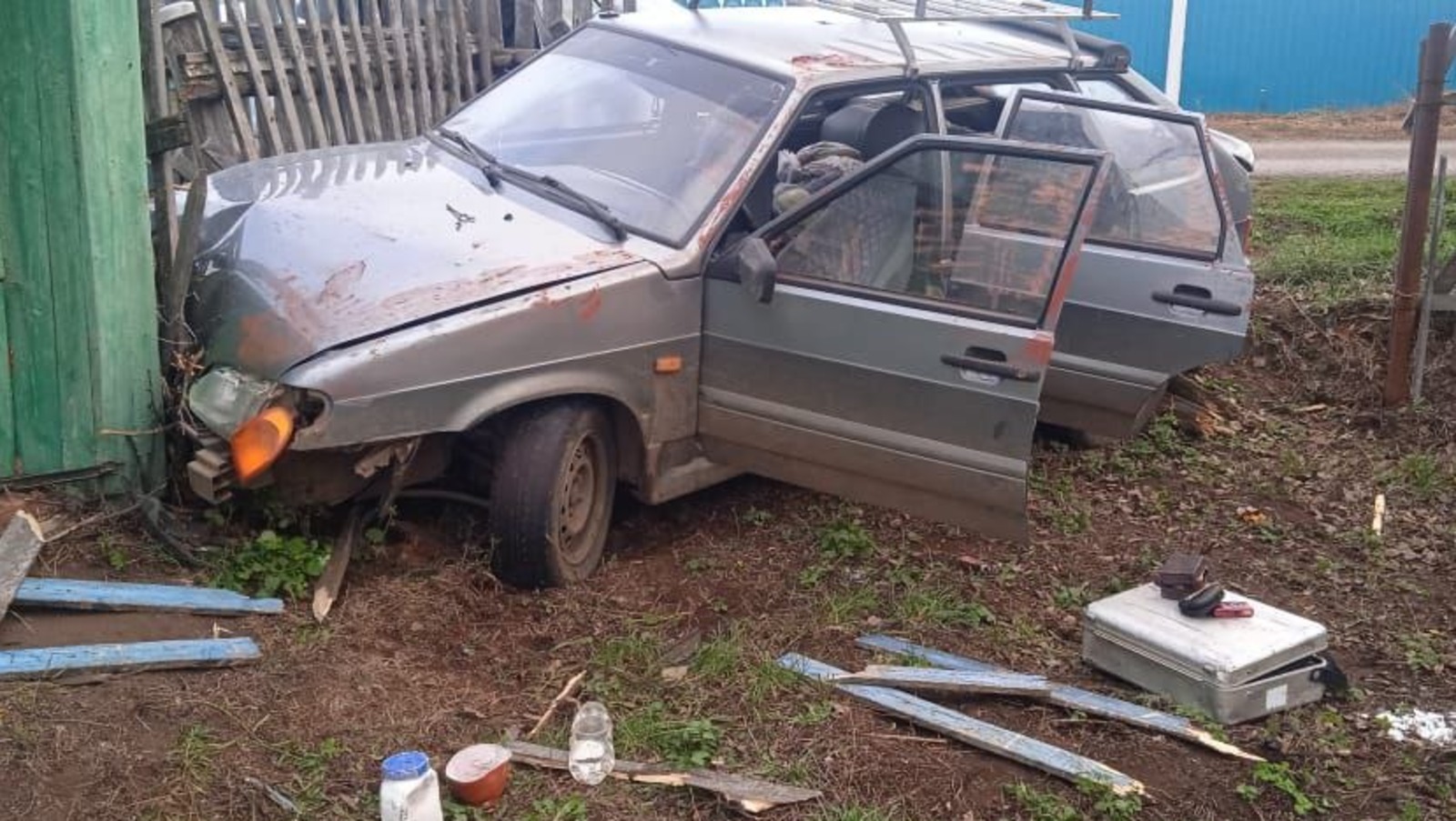 В Башкирии угонщики врезались на машине в забор и дом