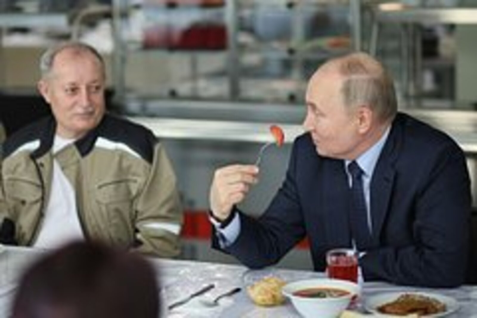 Путин объяснил необходимость производить больше томатов