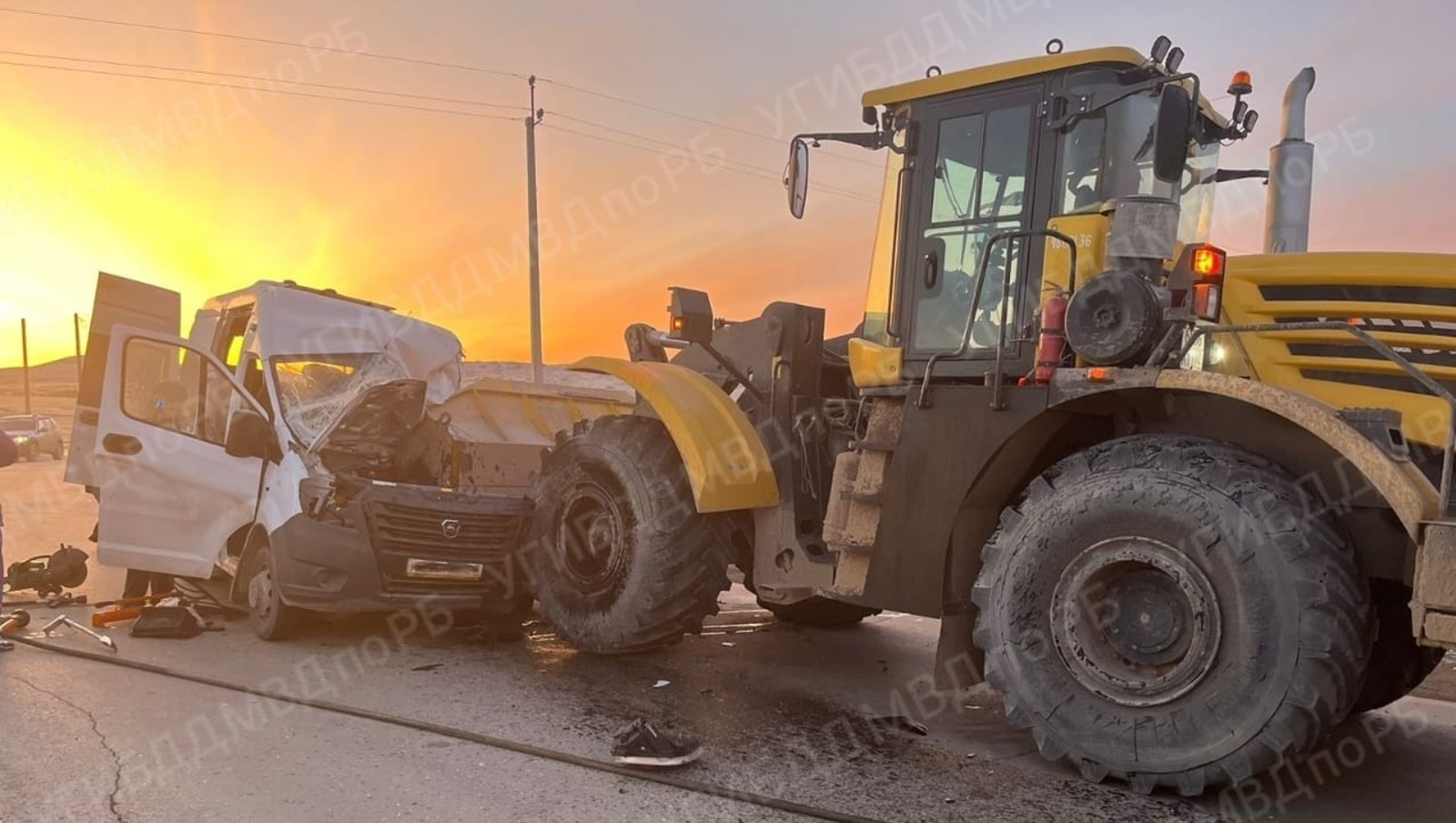 В Башкирии автобус с работниками врезался во встречный трактор