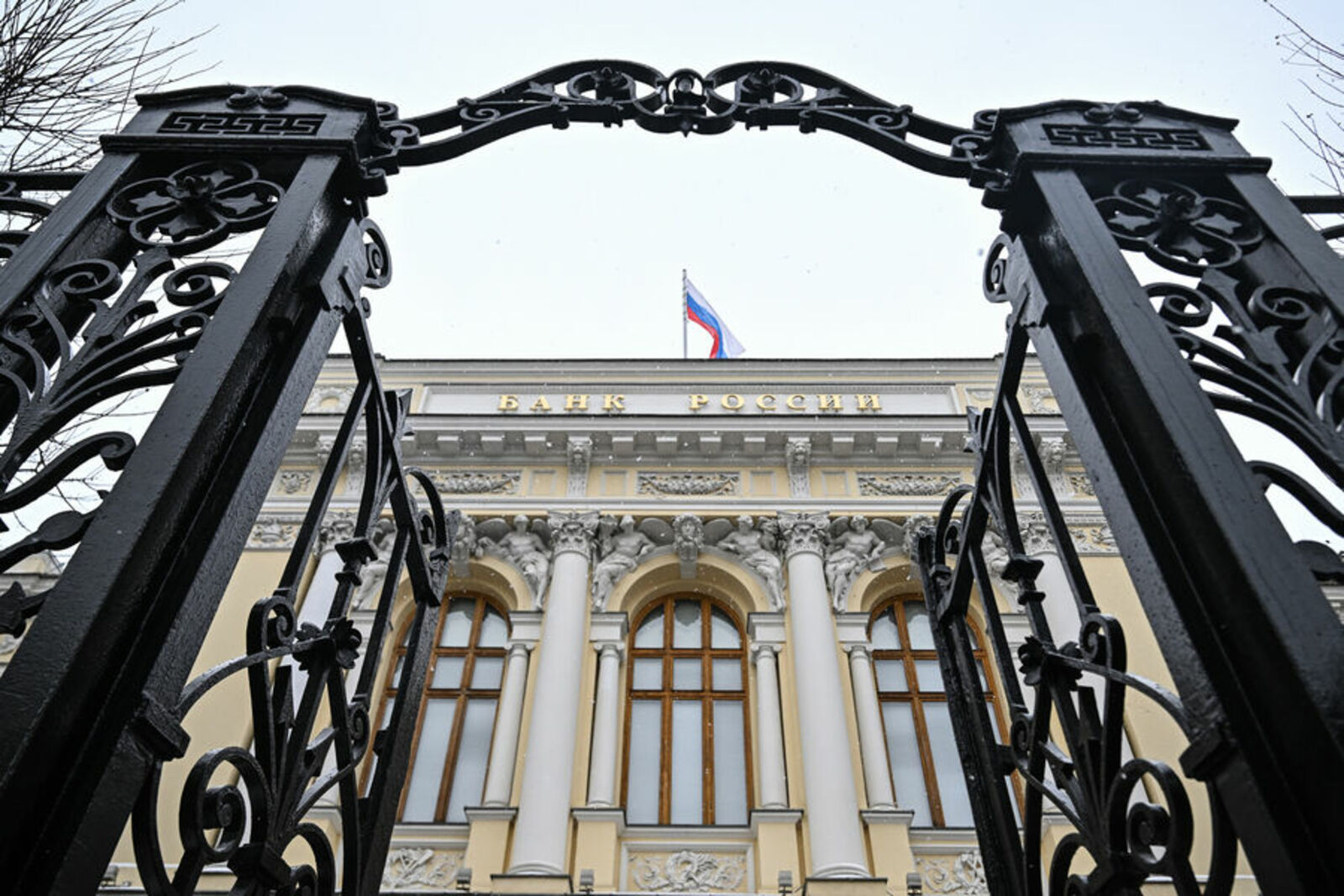 Банк России сообщил, что сохранит жесткую денежно-кредитную политику