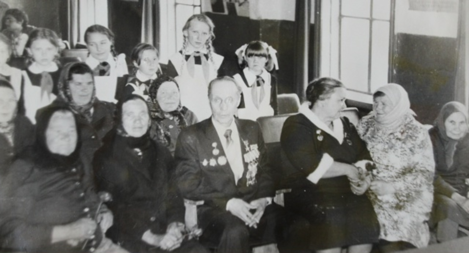 Иван Васильевич и Лидия Петровна с односельчанами в клубе с.Новый Мир ( 9.05.1984 г.).