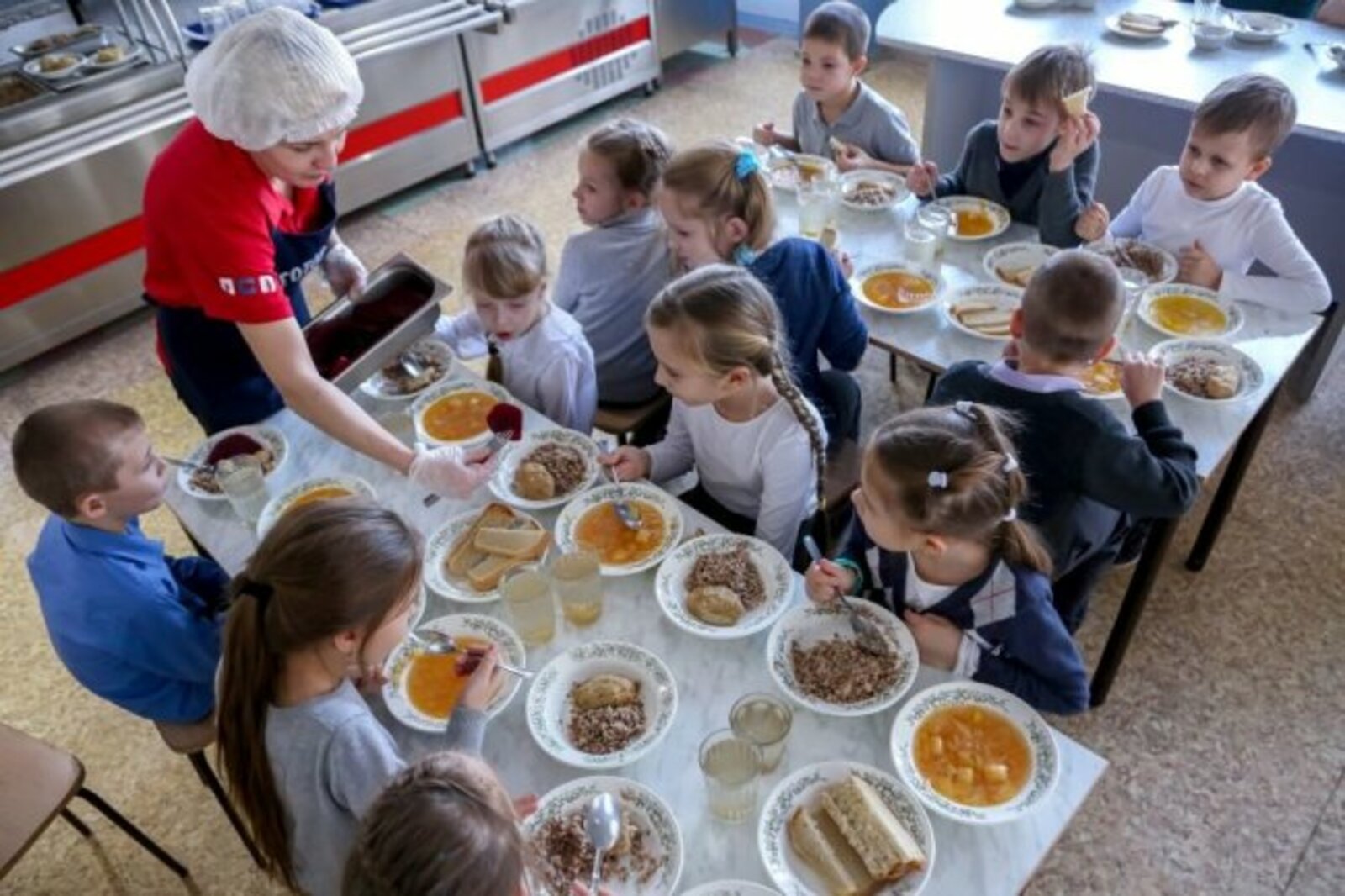 Регионы получат поддержку в обеспечении школьников горячим питанием