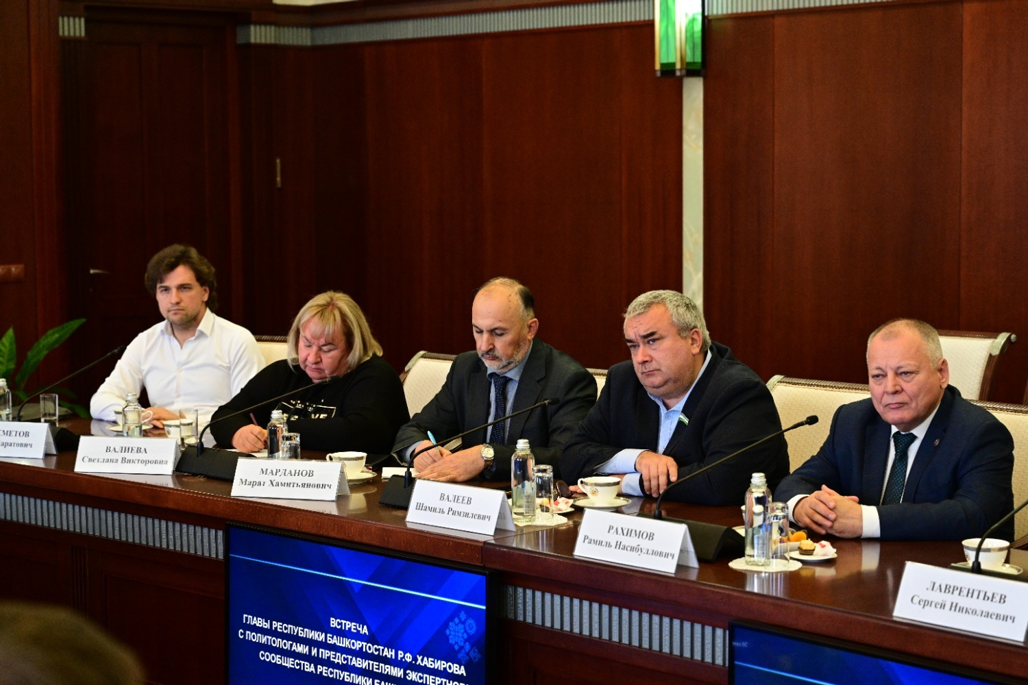 Разговор начистоту: Радий Хабиров встретился с политологами