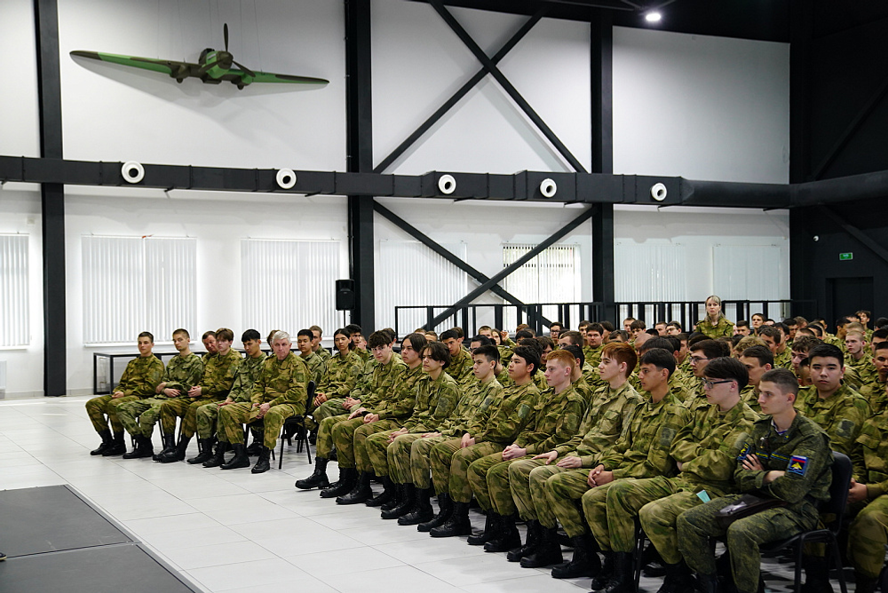 Радий Хабиров встретился в парке «Патриот» со школьниками республики