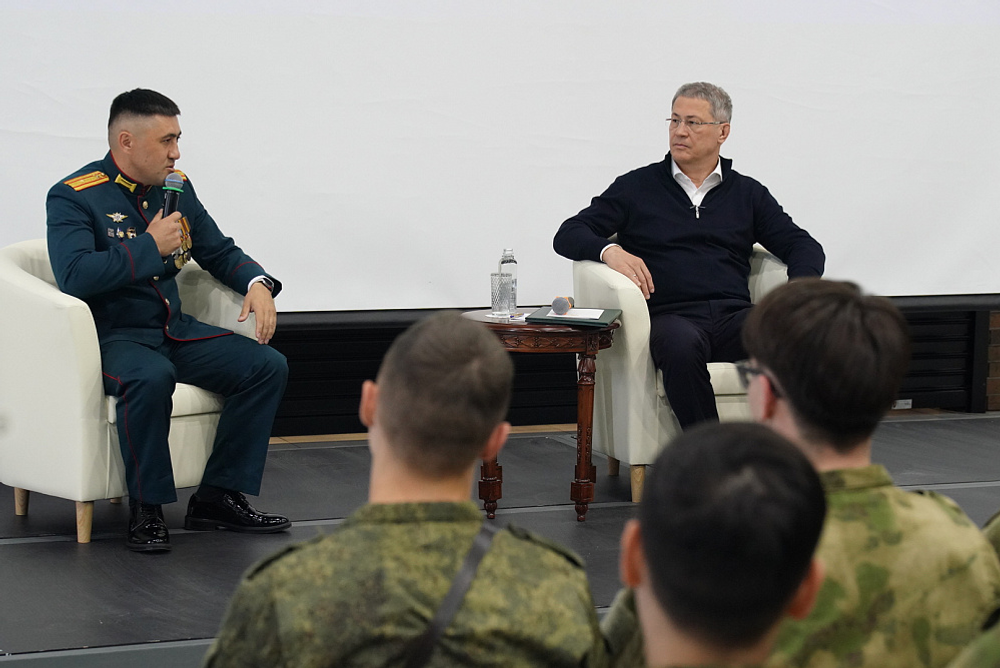 Радий Хабиров встретился в парке «Патриот» со школьниками республики