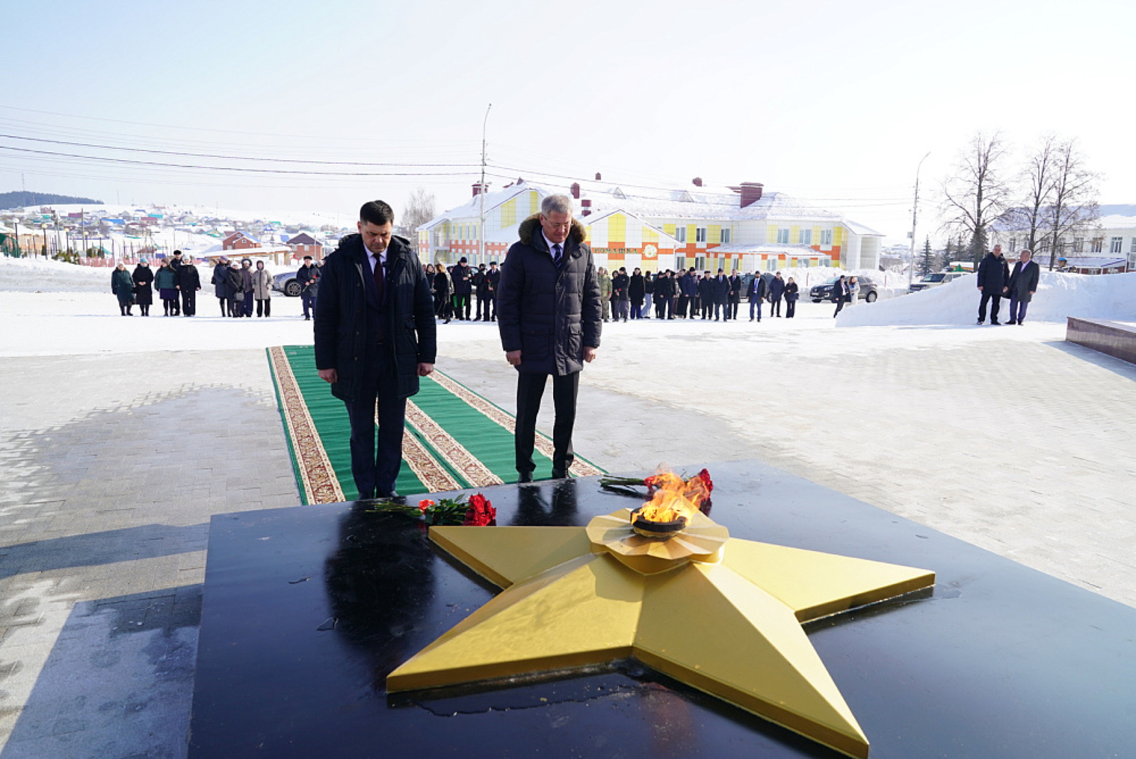 Радий Хабиров возложил цветы мемориалу «Защитникам Отечества» в Верхние Татышлы